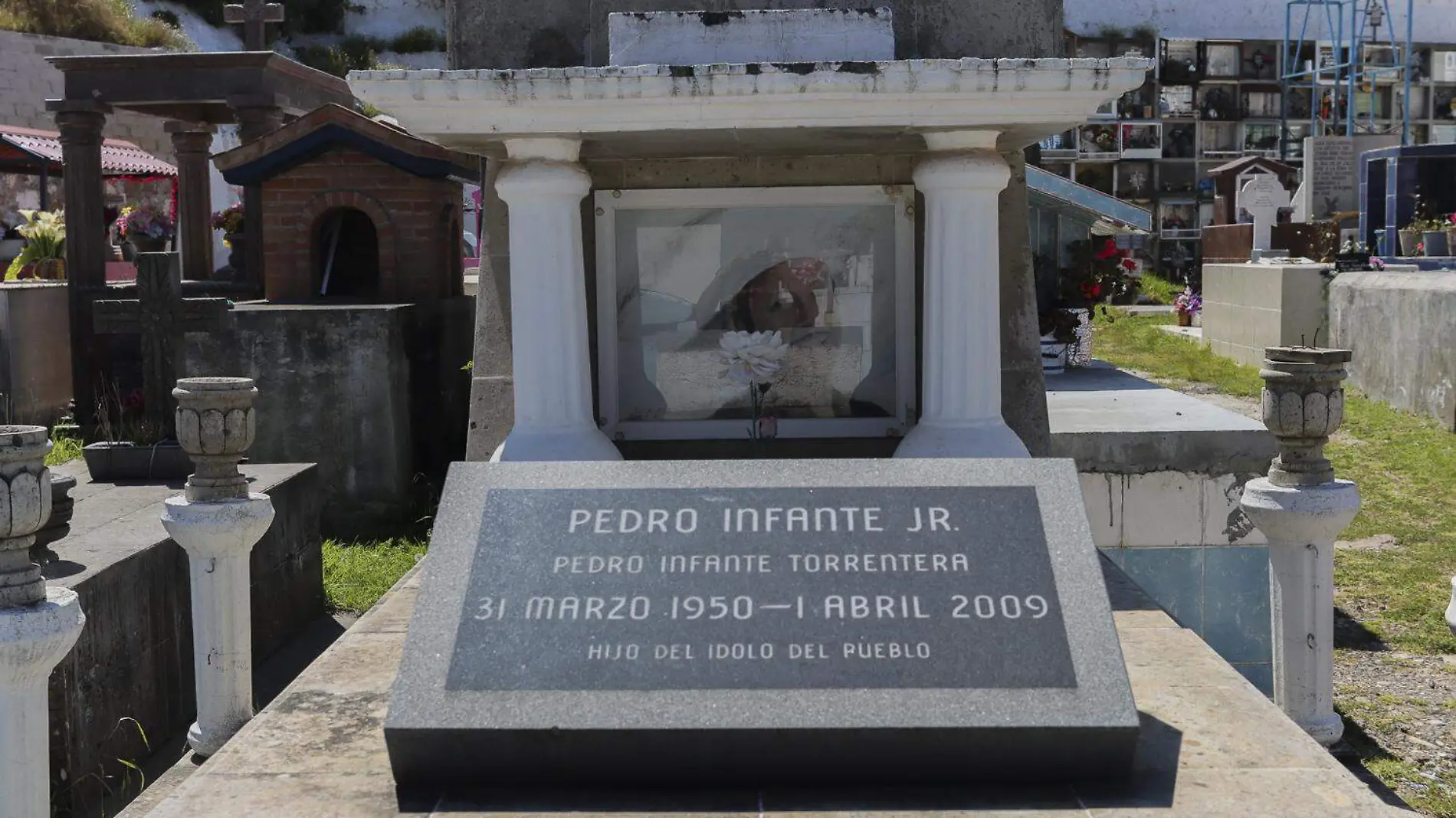 FOTO PRINCIPAL SJR La tumba de Pedro Infante Jr esta en Amealco